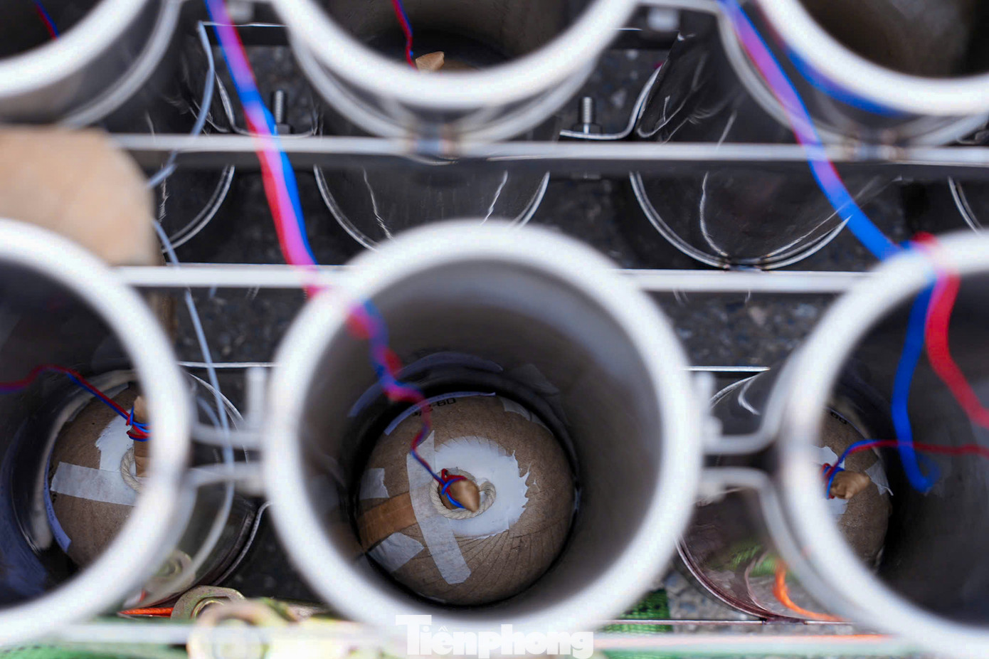 Các chiến sĩ bộ đội tiến hành lắp đặt ống phóng pháo hoa tại một điểm bắn tại vườn hoa Lạc Long Quân bên bờ hồ Tây.