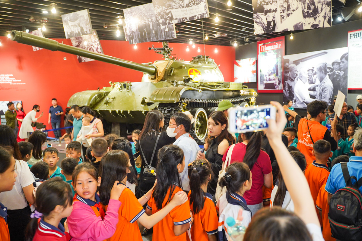 Quanh khu vực trưng bày các hiện vật quý chỗ nào cũng đông nghẹt khách tham quan. Quanh khu vực trưng bày các hiện vật quý chỗ nào cũng đông nghẹt khách tham quan.