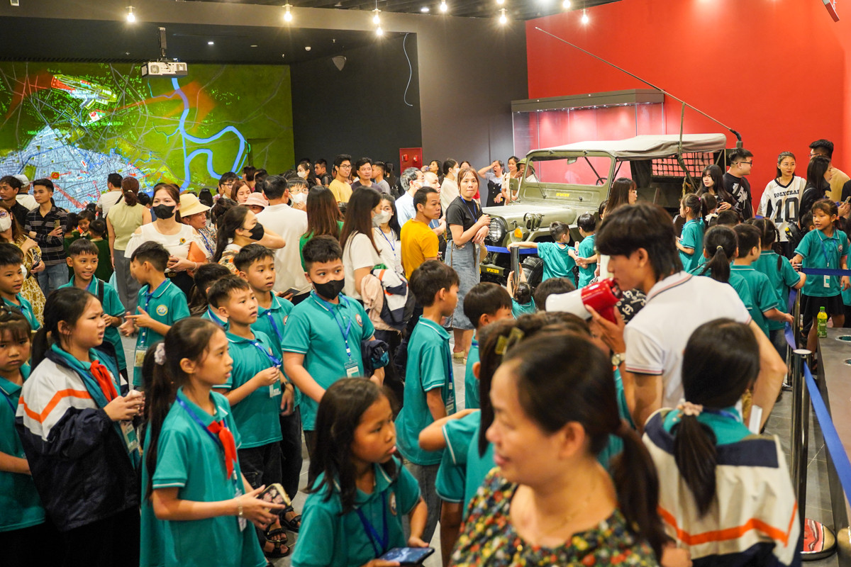 Dịp này nhiều trường học trong và ngoài khối quân sự tổ chức cho các học sinh, sinh viên, chiến sĩ đi tham quan. Dịp này nhiều trường học trong và ngoài khối quân sự tổ chức cho các học sinh, sinh viên, chiến sĩ đi tham quan.