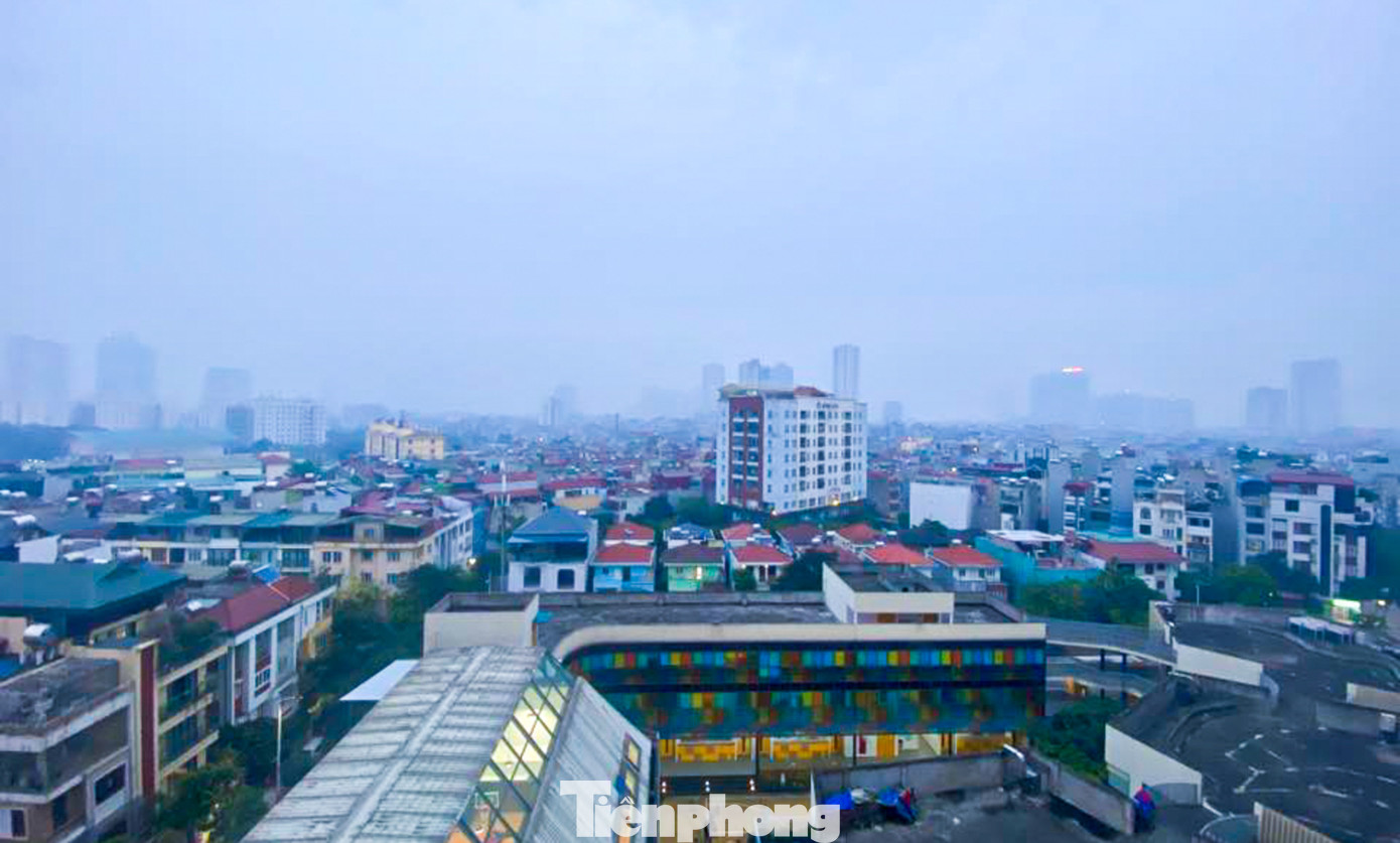 Từ chiều 19/6, nhiều người dân Hà Nội cảm thấy ngột ngạt khi bầu trời bị bao phủ bởi lớp sương bụi mù mịt suốt nhiều giờ.