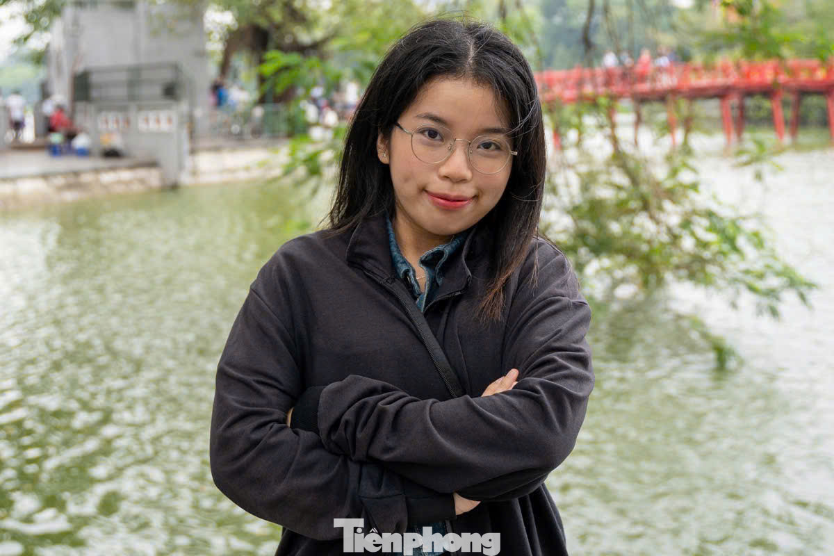 "Mình rét run nhưng cũng rất thích không khí lạnh thế này", bạn Hà Trang (quận Thanh Xuân, Hà Nội) nói.