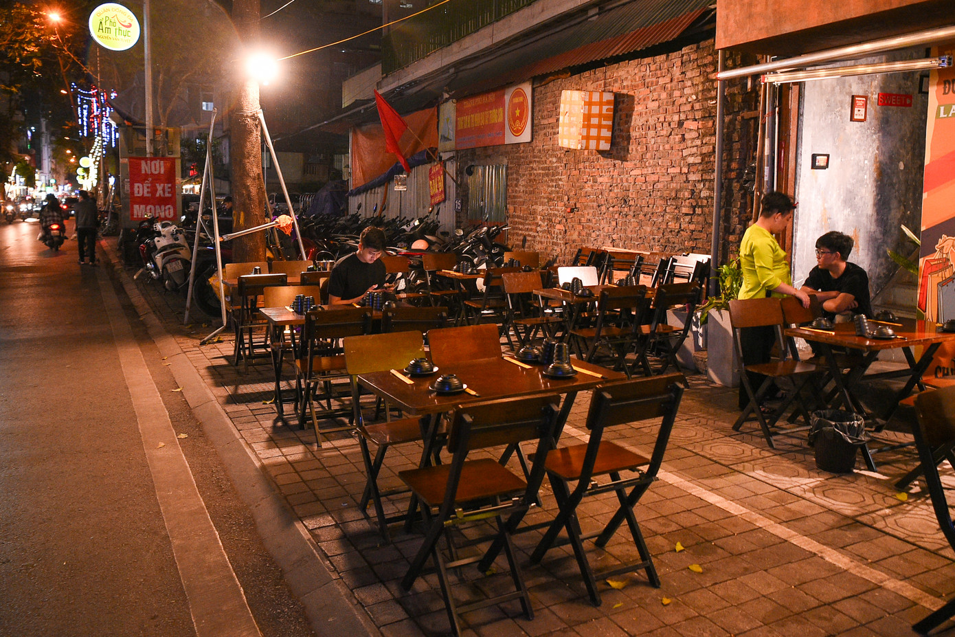 Một chủ quán cơm, phở cho biết, cả tối bán chưa đến 10 suất, khách chủ yếu đặt qua ứng dụng, nên phần lớn người ghé quán là shipper. Một chủ quán cơm, phở cho biết, cả tối bán chưa đến 10 suất, khách chủ yếu đặt qua ứng dụng, nên phần lớn người ghé quán là shipper.