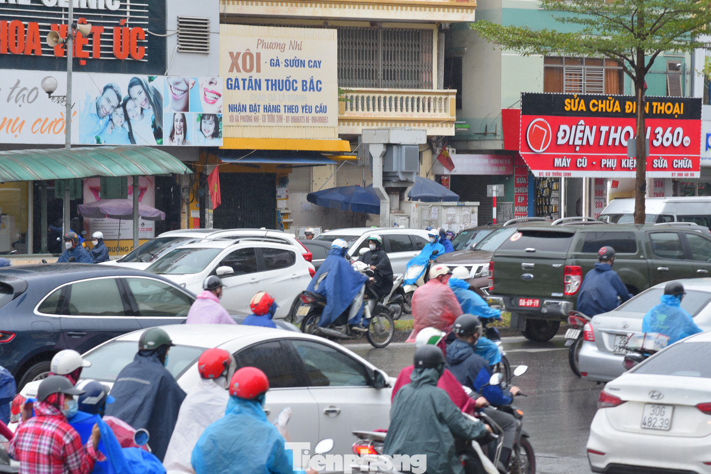 Khoảng 10 giờ sáng, người dân có thể di chuyển dễ dàng hơn.