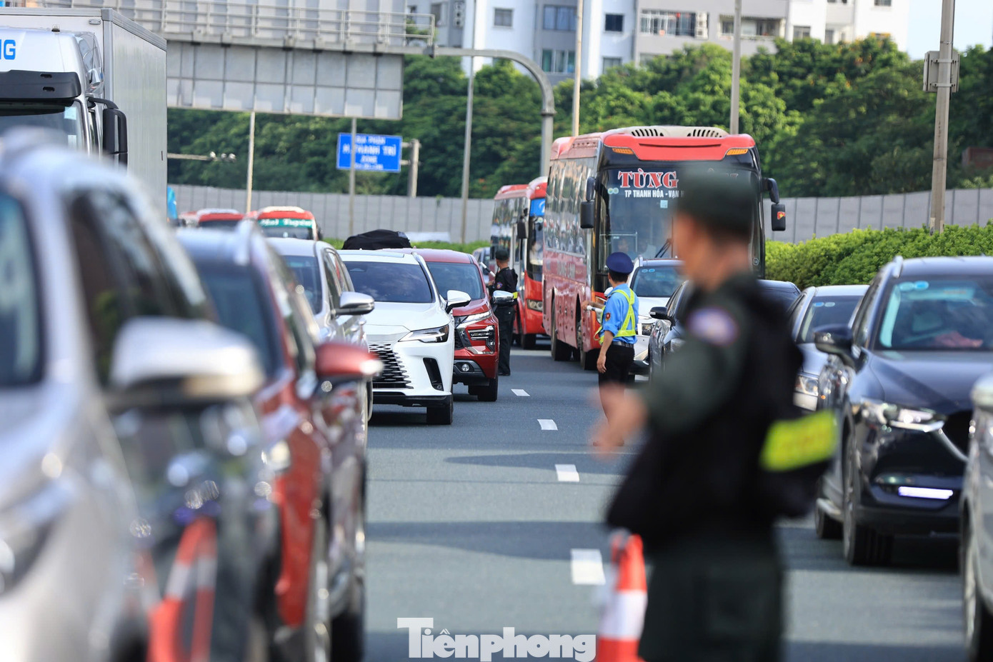Lực lượng chức năng đã có mặt để phân làn giao thông.