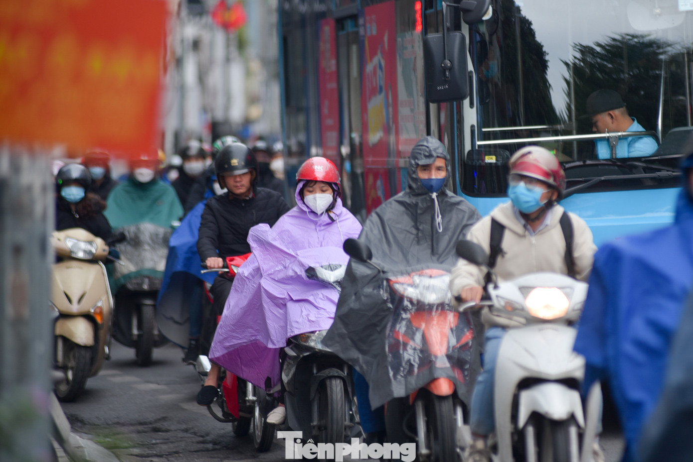 Đến khoảng 9h45 trời tạnh dần, các phương tiện vẫn di chuyển khá khó khăn.