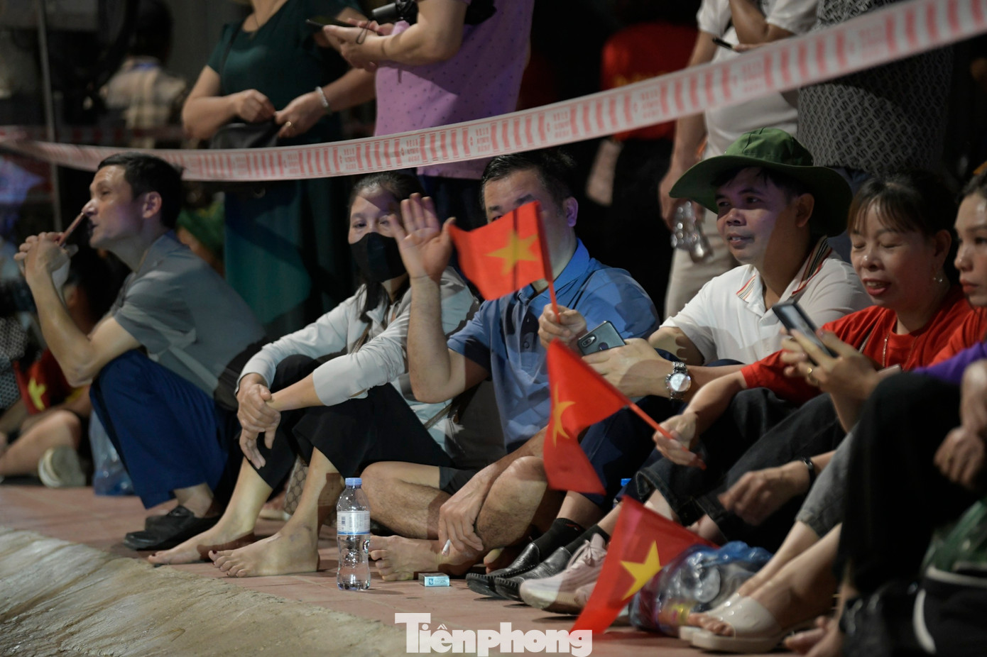 Dòng người từ các nơi đổ về khu vực gần sân vận động Điện Biên Phủ mỗi lúc một đông.