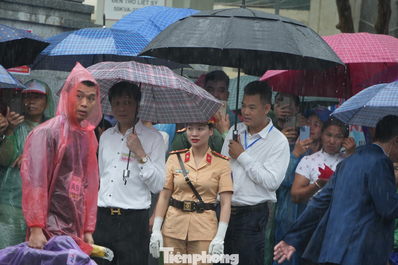 Lực lượng chức năng túc trực, sẵn sàng hỗ trợ người dân khi cần thiết.