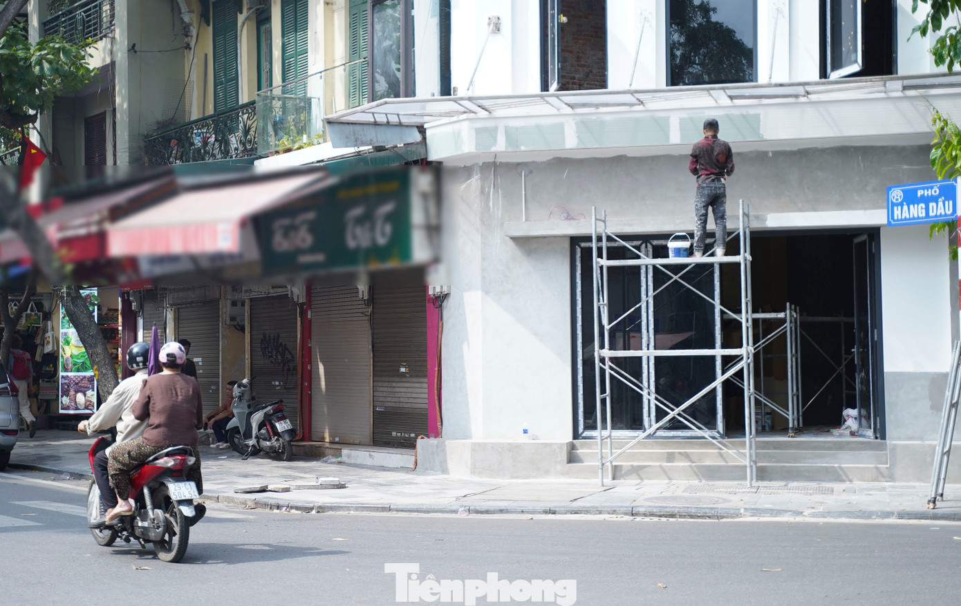 Nhiều cửa hàng giày dép trên phố Hàng Dầu đóng cửa đúng vào thời điểm lực lượng chức năng triển khai đợt cao điểm kiểm tra, xử lý hàng giả, hàng lậu và hàng hóa không rõ nguồn gốc.