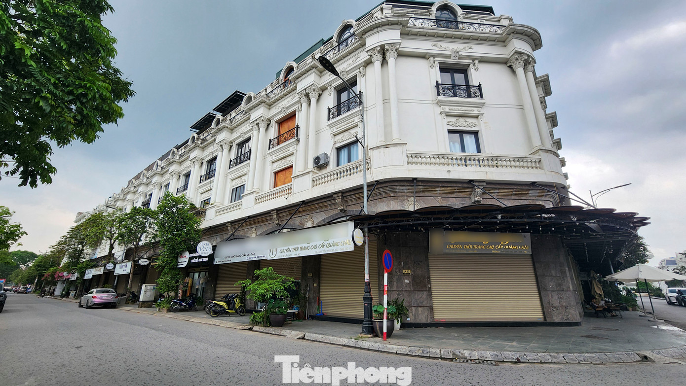 Khung cảnh vắng lặng tại chợ thời trang được cho là lớn nhất miền Bắc. Khung cảnh vắng lặng tại chợ thời trang được cho là lớn nhất miền Bắc.