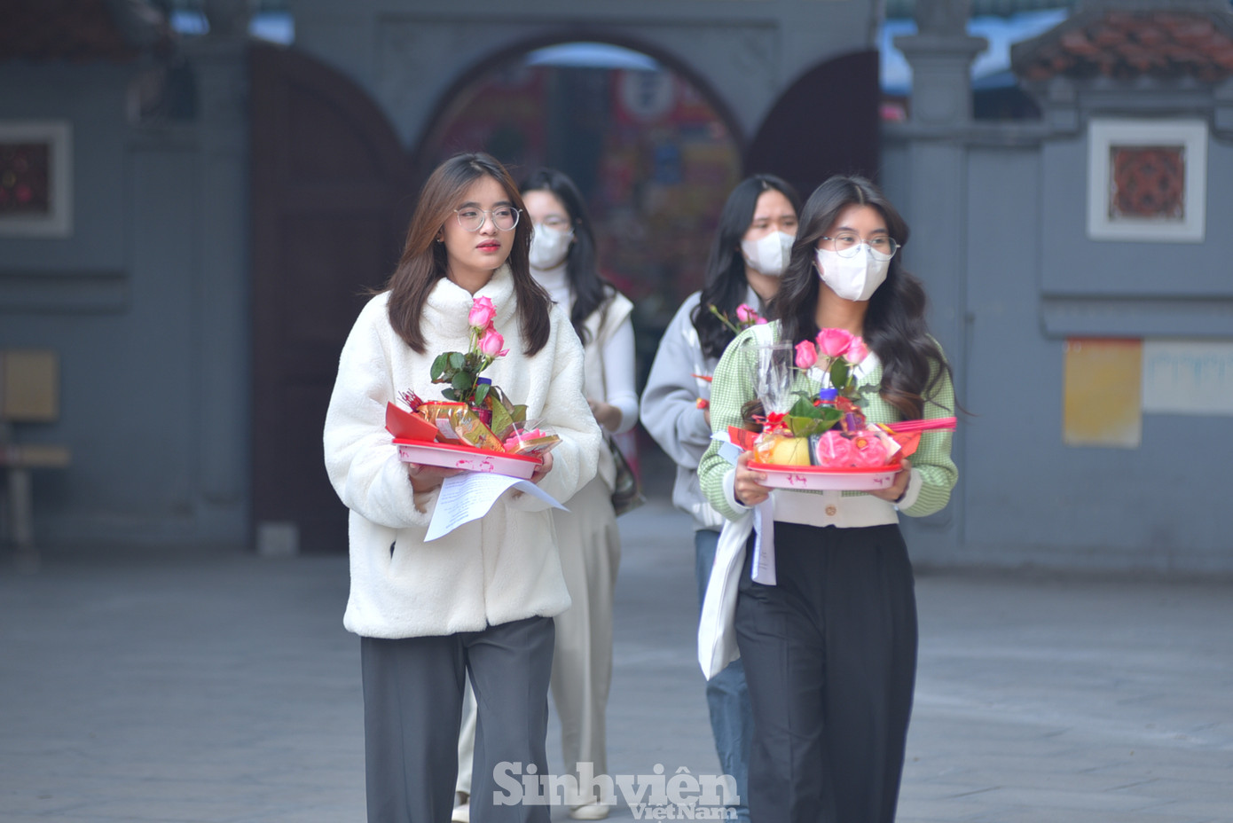 Dịp cuối năm, tại Chùa Hà (quận Cầu Giấy, Hà Nội) có nhiều bạn trẻ là các sinh viên của các trường Đại học đến dâng hương, xin sớ, lễ bái để cầu tài lộc, cầu tình duyên, may mắn trong học tập.