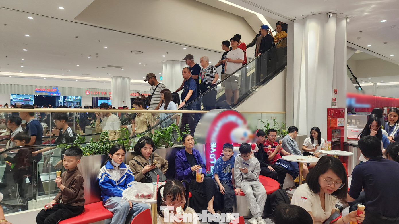 Những khu vực bán đồ ăn nhanh rất hút khách, đặc biệt là các bạn trẻ và em nhỏ. Những khu vực bán đồ ăn nhanh rất hút khách, đặc biệt là các bạn trẻ và em nhỏ.