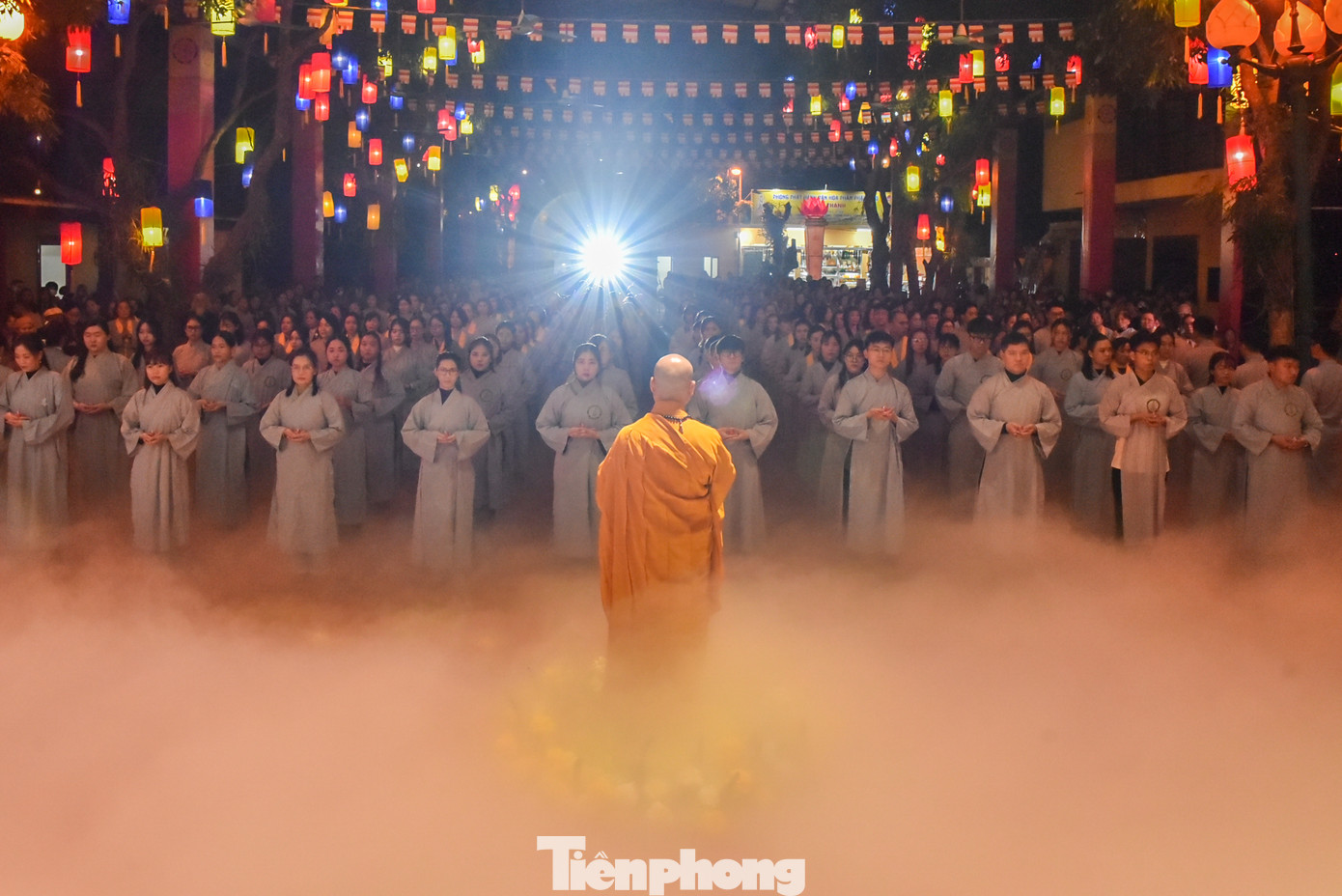 Ai nấy đều kính cẩn chắp tay hành lễ, thành kính hướng về đêm hội hoa đăng.