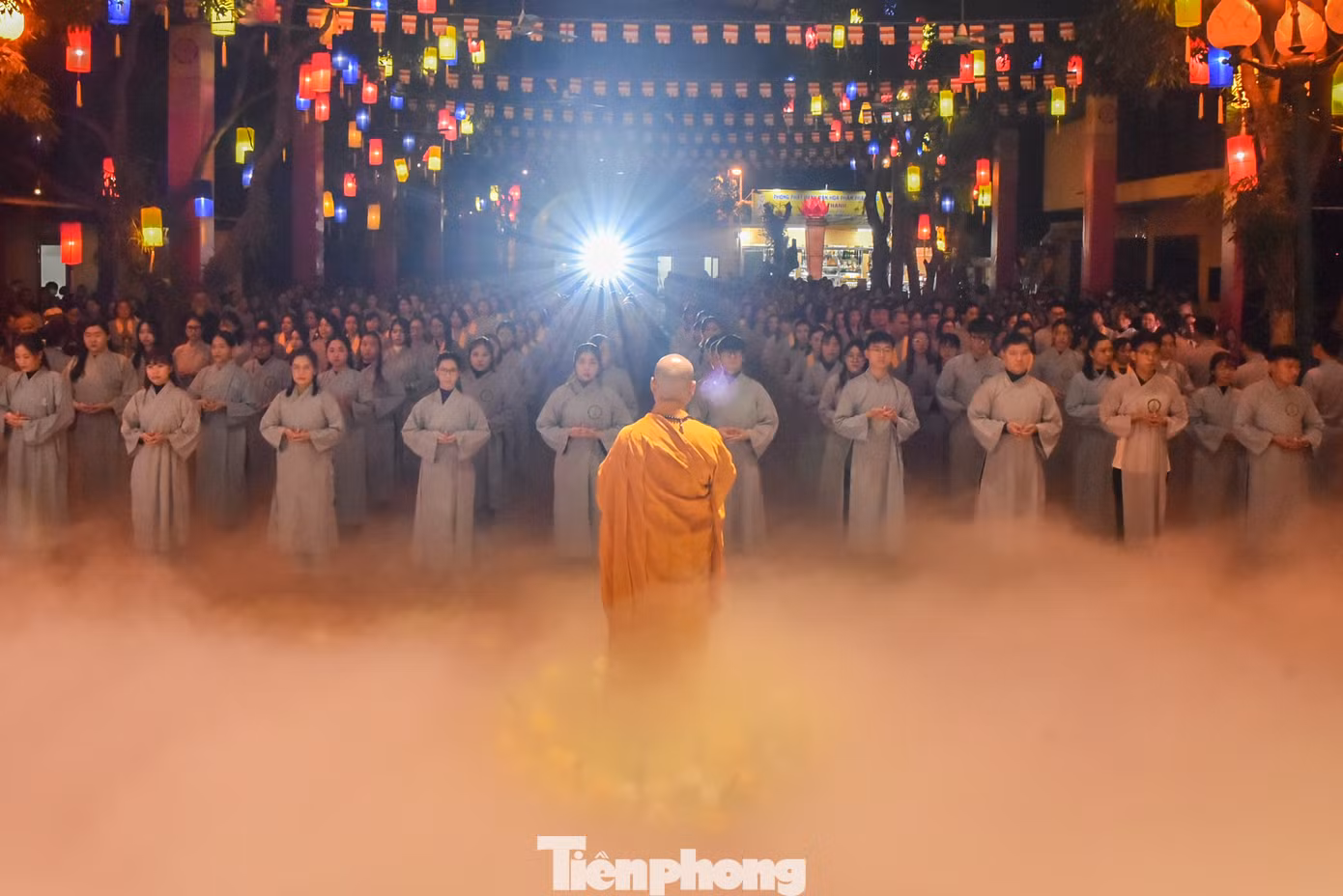 Ai nấy đều kính cẩn chắp tay hành lễ, thành kính hướng về đêm hội hoa đăng.
