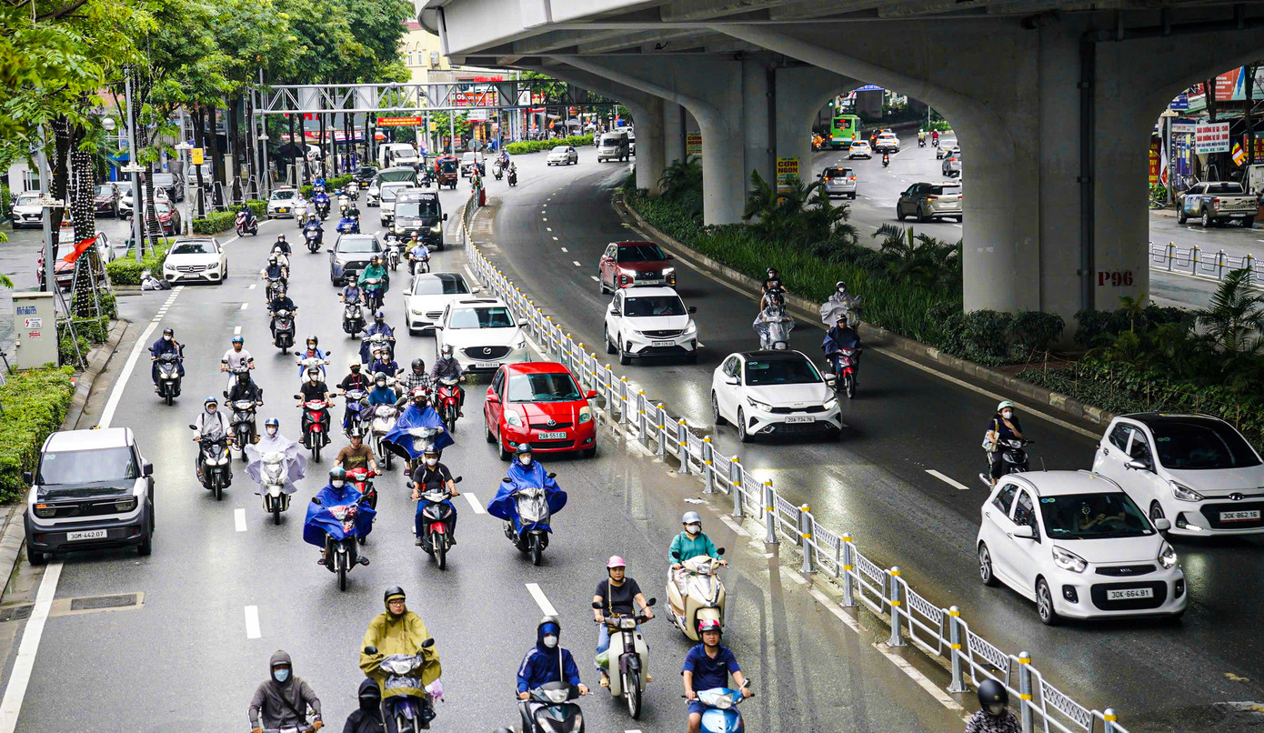 Trục đường Phạm Văn Đồng lắp dải phân cách cứng từ nút giao Hoàng Quốc Việt đến trước lối vào khu đô thị Ciputra.