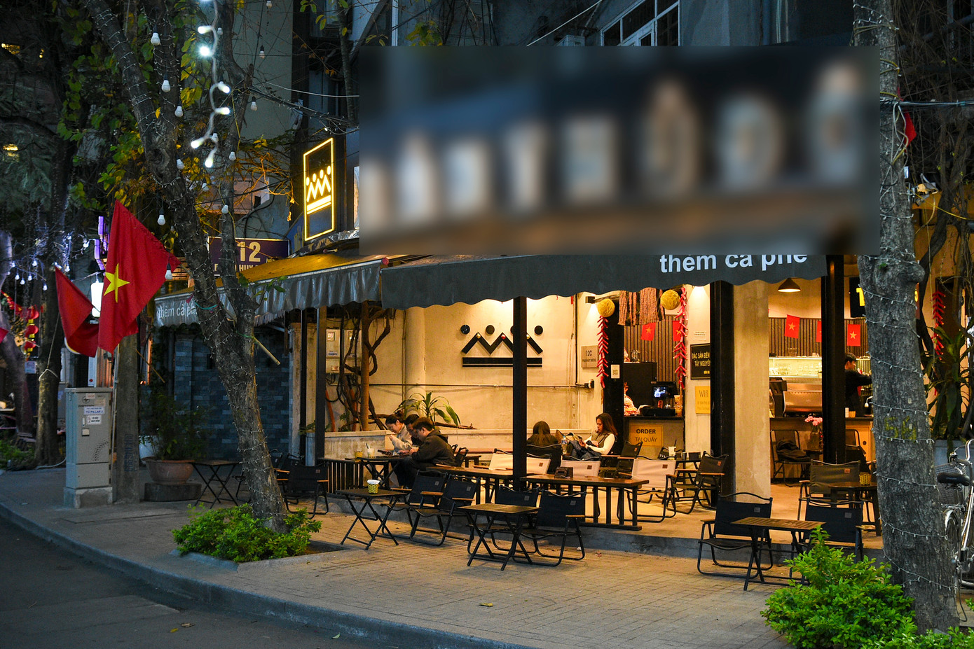 Hàng loạt quán cà phê bày biện bàn ghế, nhưng cũng chỉ lác đác vài người ngồi. "Tuyến phố không có hoạt động vui chơi giải trí nào nên không thu hút. Cuối tuần còn vắng hơn ngày thường do mọi người ngại gửi xe", chủ một tiệm cà phê chia sẻ. Hàng loạt quán cà phê bày biện bàn ghế, nhưng cũng chỉ lác đác vài người ngồi. "Tuyến phố không có hoạt động vui chơi giải trí nào nên không thu hút. Cuối tuần còn vắng hơn ngày thường do mọi người ngại gửi xe", chủ một tiệm cà phê chia sẻ.