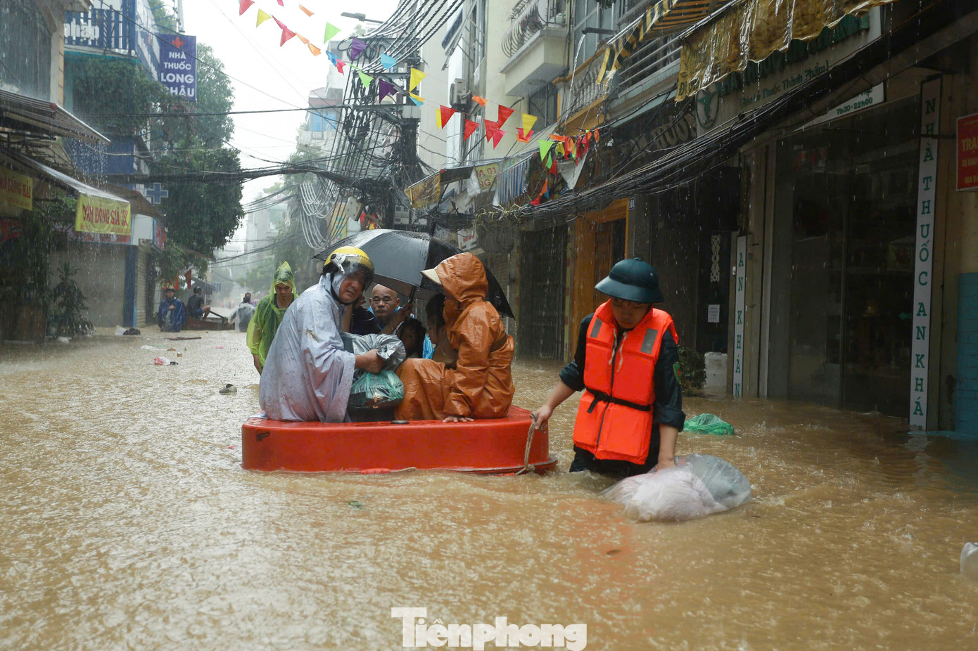 Chính quyền liên tục khuyến cáo người dân di dời lên điểm an toàn và dùng thuyền giúp dân di chuyển đồ đạc.