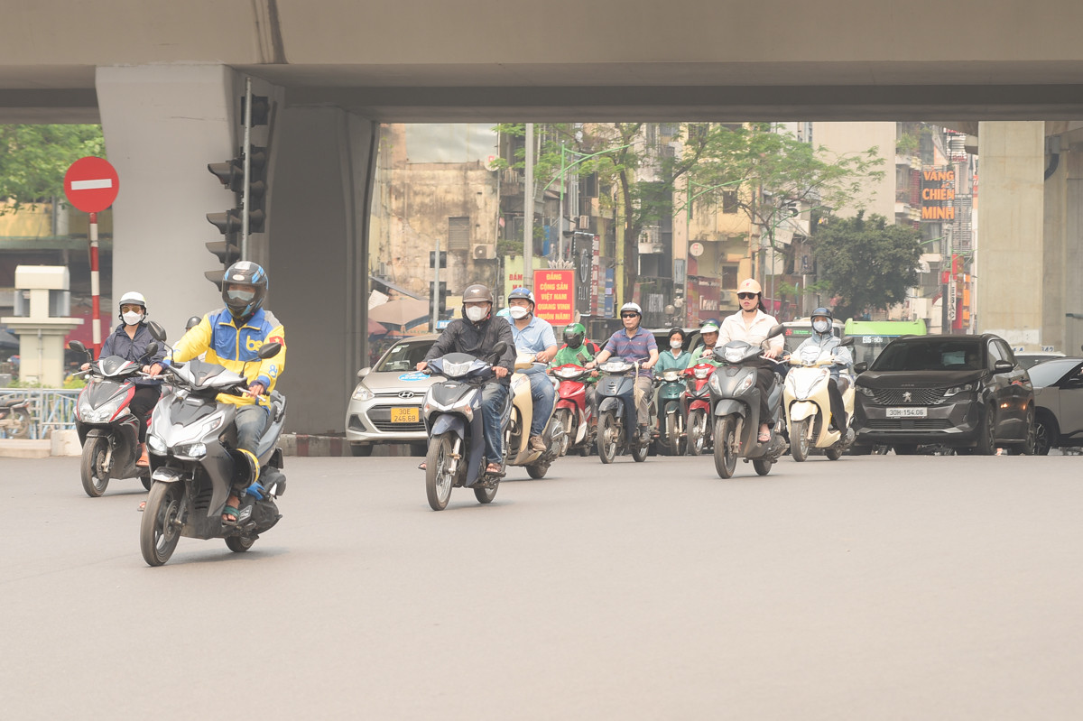 Theo Trung tâm Dự báo Khí tượng Thủy văn quốc gia, từ ngày 3/4, cường độ nắng tại Hà Nội có xu hướng giảm nhưng vẫn ở ngưỡng nóng và có khả năng kéo dài đến ngày 4/4. Thời gian xuất hiện nắng nóng, có nhiệt độ cao là từ 13-15h hằng ngày.