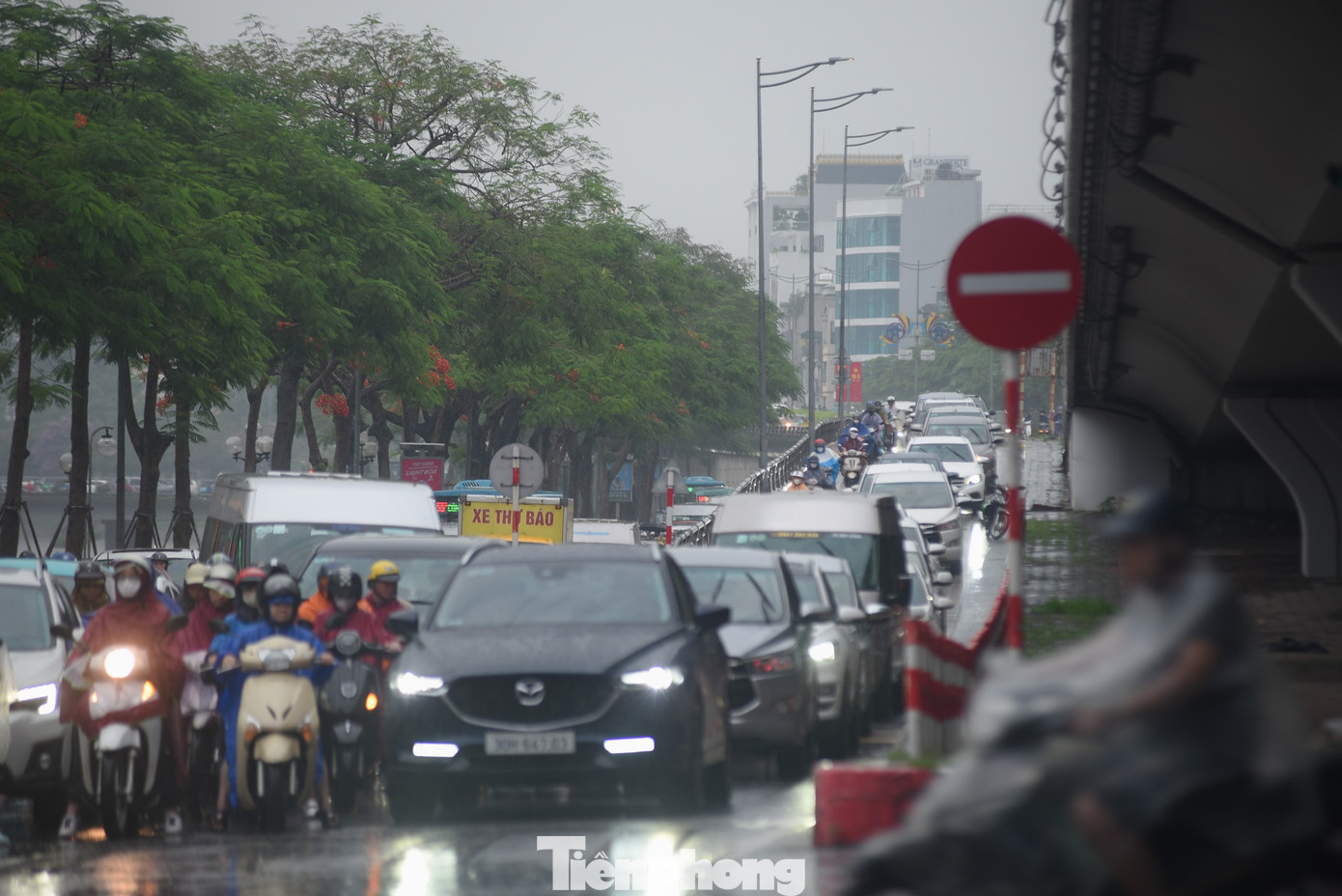 Lối xuống Vành đai 2 (đoạn gần đường Bưởi) từng dòng phương tiện chậm di chuyển.