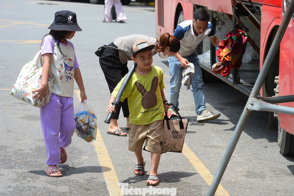 Dòng người từ các tỉnh thành phía Bắc như Lào Cai, Yên Bái, Điện Biên, Hòa Bình, Lai Châu, Sơn La, Hà Giang... liên tục đổ về Hà Nội trên những chuyến xe khách.