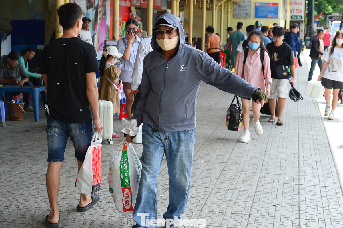 Dòng người từ các tỉnh thành phía Bắc như Lào Cai, Yên Bái, Điện Biên, Hòa Bình, Lai Châu, Sơn La, Hà Giang... liên tục đổ về Hà Nội trên những chuyến xe khách.