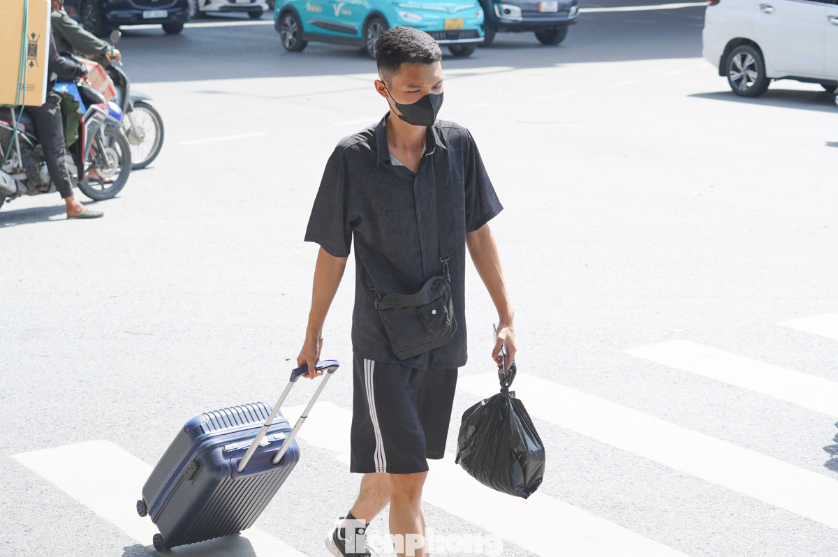 Khệ nệ kéo valy ra đường, anh Nguyễn Minh chia sẻ: "Trong thùng xốp này có rau, hoa quả và ít đặc sản quê nhà tôi mang lên Hà Nội để dùng cho tiết kiệm và đảm bảo đồ ăn sạch".