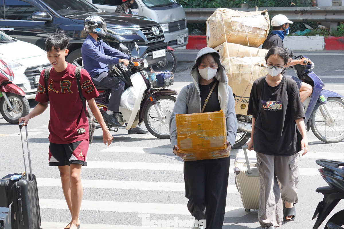 Khệ nệ kéo valy ra đường, anh Nguyễn Minh chia sẻ: "Trong thùng xốp này có rau, hoa quả và ít đặc sản quê nhà tôi mang lên Hà Nội để dùng cho tiết kiệm và đảm bảo đồ ăn sạch".