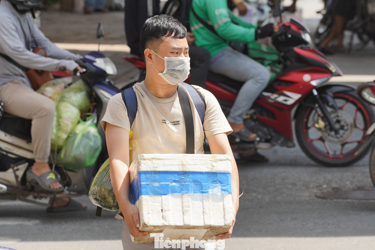Khệ nệ kéo valy ra đường, anh Nguyễn Minh chia sẻ: "Trong thùng xốp này có rau, hoa quả và ít đặc sản quê nhà tôi mang lên Hà Nội để dùng cho tiết kiệm và đảm bảo đồ ăn sạch".