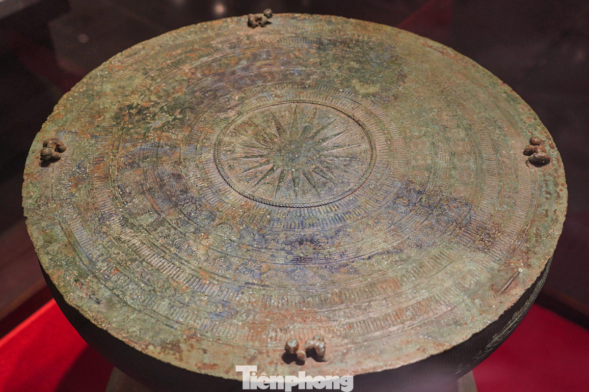 Xung quanh mặt trống được chạm khắc tinh xảo với 4 khối tượng người, cùng các họa tiết hoa tròn đúc nối đồng tâm, phản ánh nghệ thuật chế tác đồng đỉnh cao của người Việt cổ, cũng như những giá trị tâm linh và văn hóa đặc sắc của thời kỳ này.