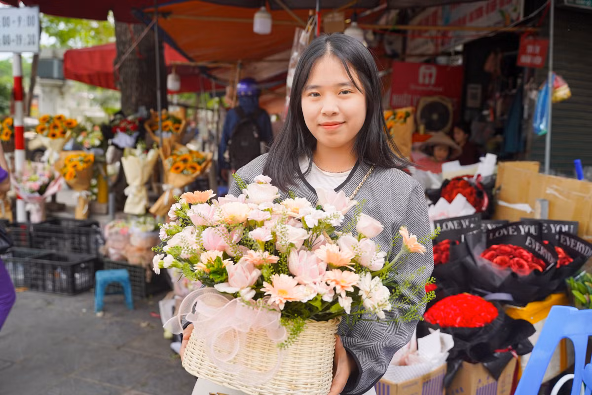 "Bó này mình mua với giá 400 nghìn đồng, mình thấy giá hoa có cao hơn so với ngày thường", bạn Nguyễn Thuý chia sẻ.