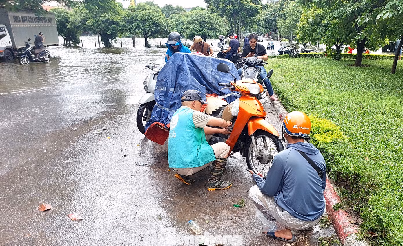 Nhiều xe máy chết máy phải được cứu hộ tại chỗ trên đường Văn Quán (Hà Đông).