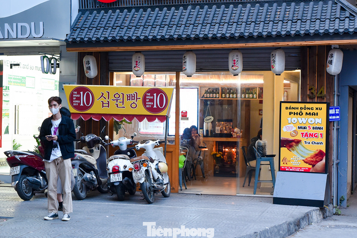 Cách đây 1 tháng, cơn sốt bánh đồng xu phô mai khiến giới trẻ không ngại xếp hàng đợi cả tiếng đồng hồ để thưởng thức. Nắm bắt được thị hiếu của người tiêu dùng, nhiều cửa hàng bánh đồng xu phô mai tại Hà Nội cũng "mọc lên", chỗ nào cũng đông nghịt khách.