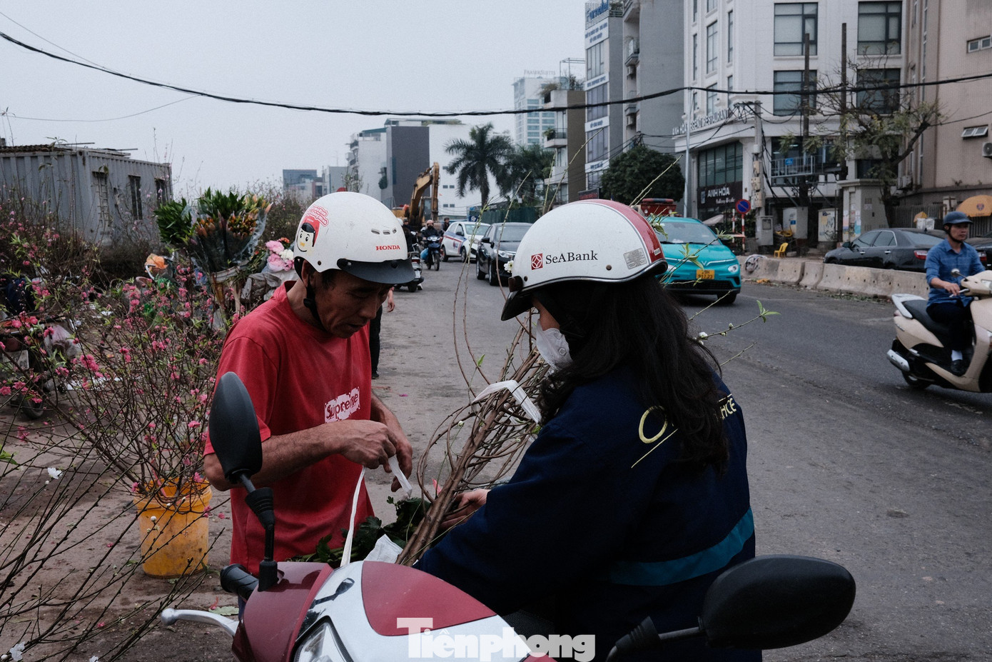 Ông Vũ Văn Tiến (65 tuổi, Hàng Bạc) cho biết: “Nay mua thêm đào để chuẩn bị cho ngày Rằm tháng Giêng cũng như thay thế cho cành đào đã cũ trước Tết. Tôi chơi đào quanh năm, sau Tết còn đào thì vẫn mua, giá lại được rẻ hơn”.