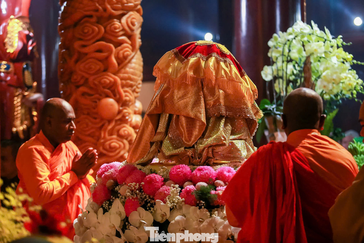 Sau khi làm lễ tại tam bảo, xá lợi được cung rước và an vị tại Bảo tháp Phúc Sơn 13 tầng - nơi hàng vạn người dân và du khách có thể đến chiêm bái từ chiều nay (23/5).