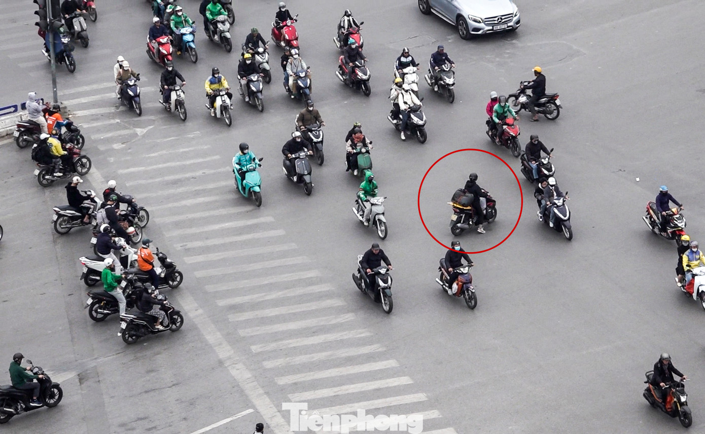 Nút giao thông Ô Chợ Dừa (quận Đống Đa, thành phố Hà Nội) là nơi tiếp giáp của 7 tuyến đường có mật độ phương tiện cao, thường xuyên xảy ra ùn tắc do một số người dân không chấp hành luật lệ giao thông.