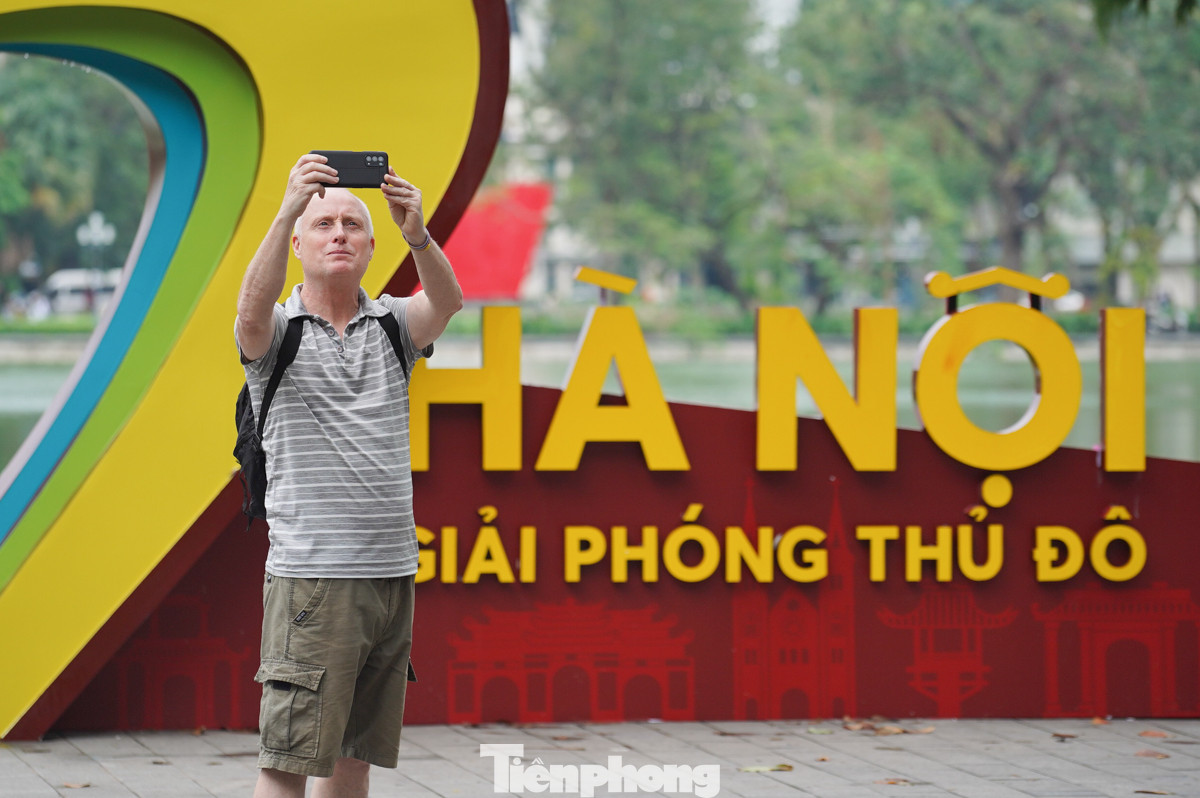 Tại phố đi bộ Hồ Gươm sáng nay, đông đảo du khách dạo quanh con phố, lưu lại những khoảnh khắc với Thủ đô.