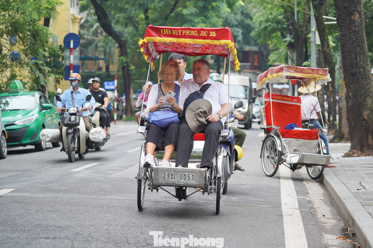 Người dân đạp xe, khách ngồi xích lô dạo phố, tận hưởng không khí mát mẻ của Thủ đô.