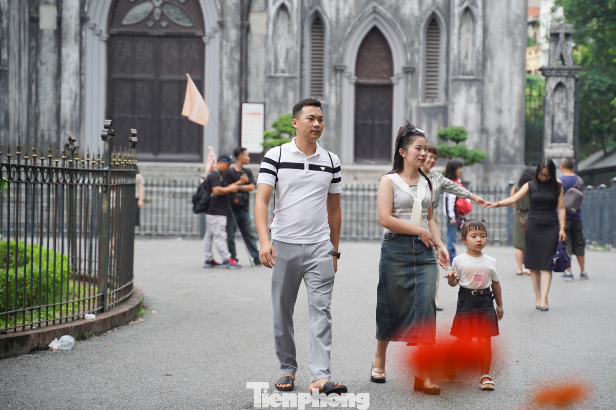 Một số gia đình cũng tranh thủ đưa nhau đi chơi.