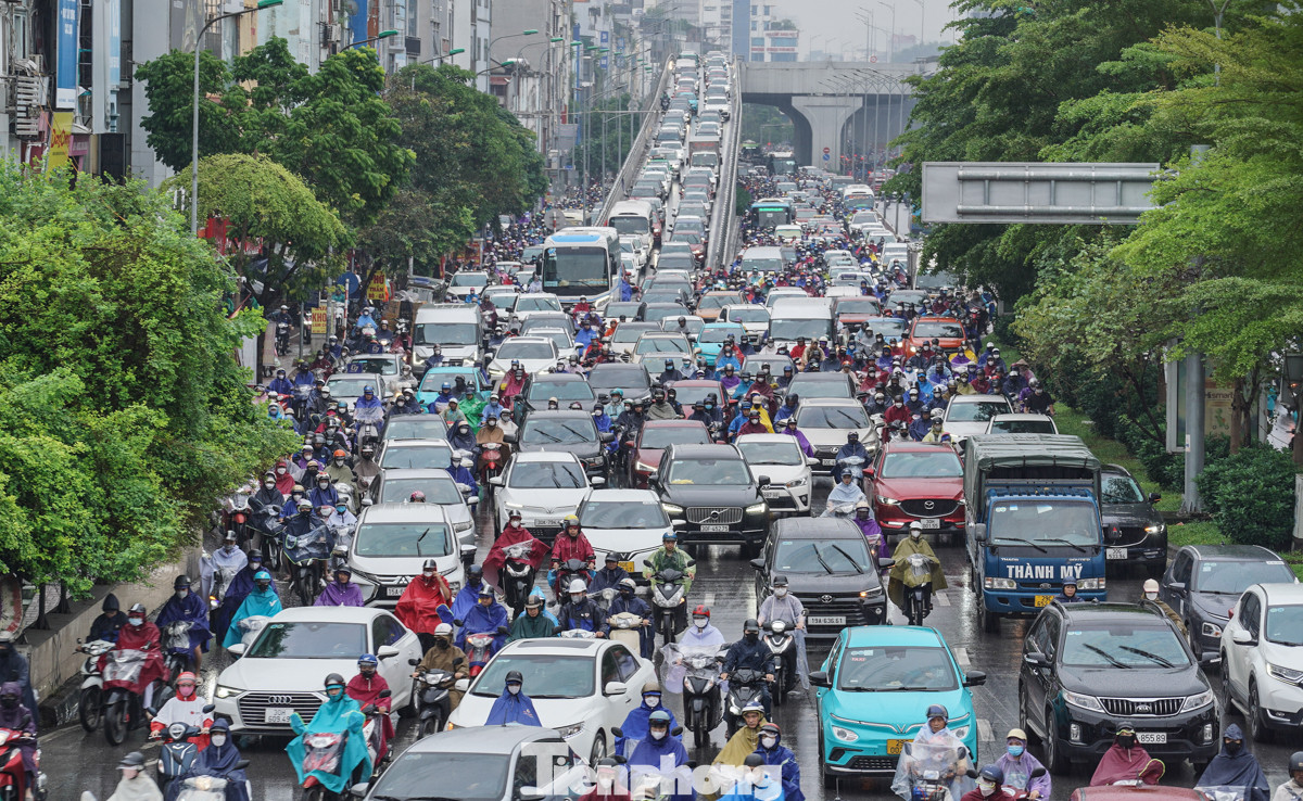 Cũng trong buổi sáng nay (khung giờ 7h - 8h30), theo ghi nhận báo Tiền Phong, thời tiết ở Thủ đô có mưa nhỏ, giao thông ùn tắc. Đến gần 9h trời tạnh mưa, thời tiết mát mẻ.