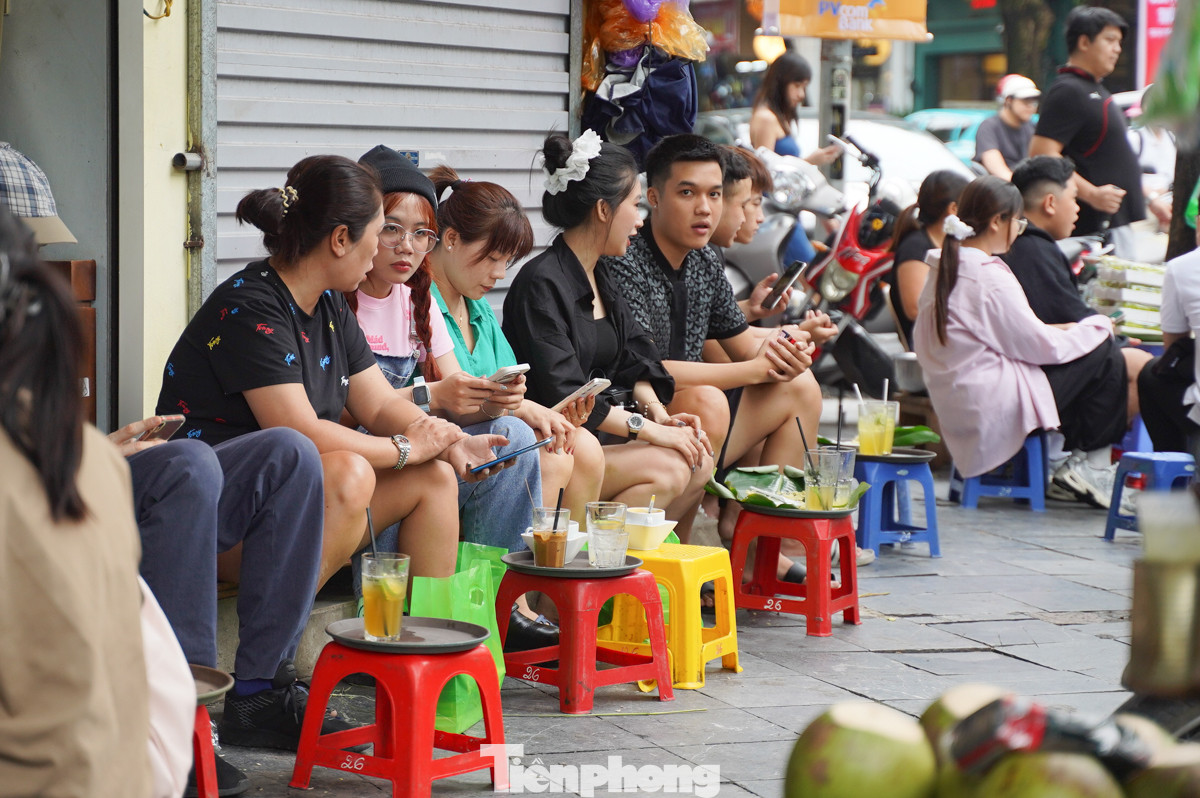 Quán cà phê, trà chanh trở thành điểm đến lý tưởng của các bạn trẻ ngày hôm nay.