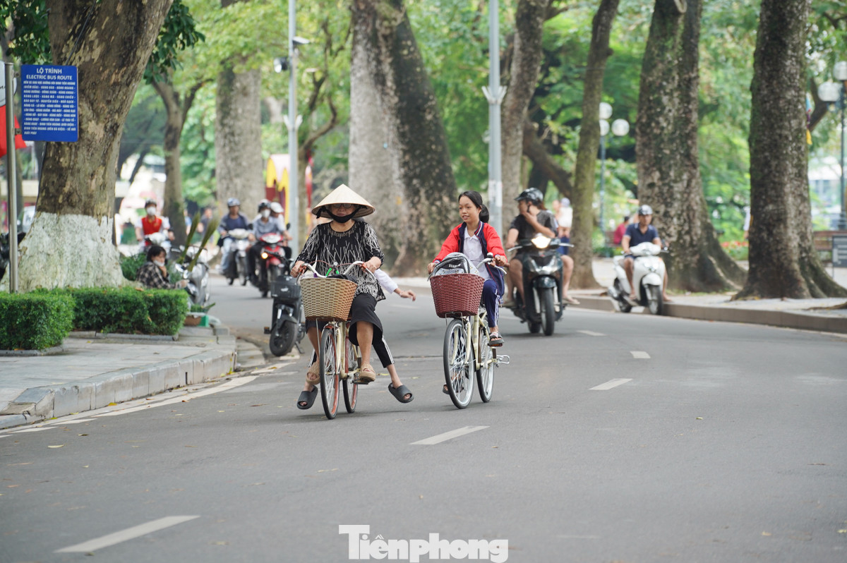 Người dân đạp xe, khách ngồi xích lô dạo phố, tận hưởng không khí mát mẻ của Thủ đô.