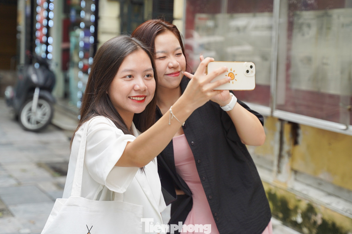 Bạn Nguyễn Thị Tố Uyên cho biết, đợt rồi Hà Nội bão và mưa nhiều ngày nên không thể ra ngoài chơi. "Mình thấy thời tiết hôm nay rất đẹp, rất mát mẻ, mình và bạn thân quyết định hôm nay đi dạo 1 vòng Thủ đô, tận hưởng bầu không khí và lưu lại những khoảnh khắc cùng nhau", Uyên cho biết.