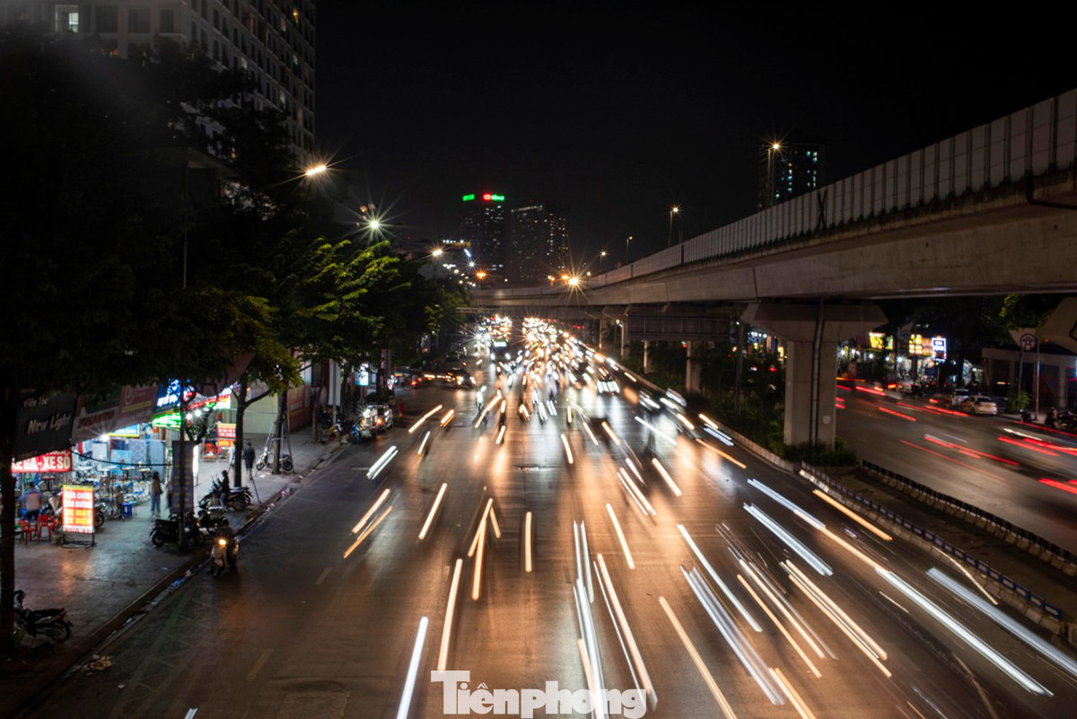 Trên các ngõ phố Thủ đô, ngoài sắc Xuân ngập tràn là không khí hối hả của người dân. Trên các ngõ phố Thủ đô, ngoài sắc Xuân ngập tràn là không khí hối hả của người dân.