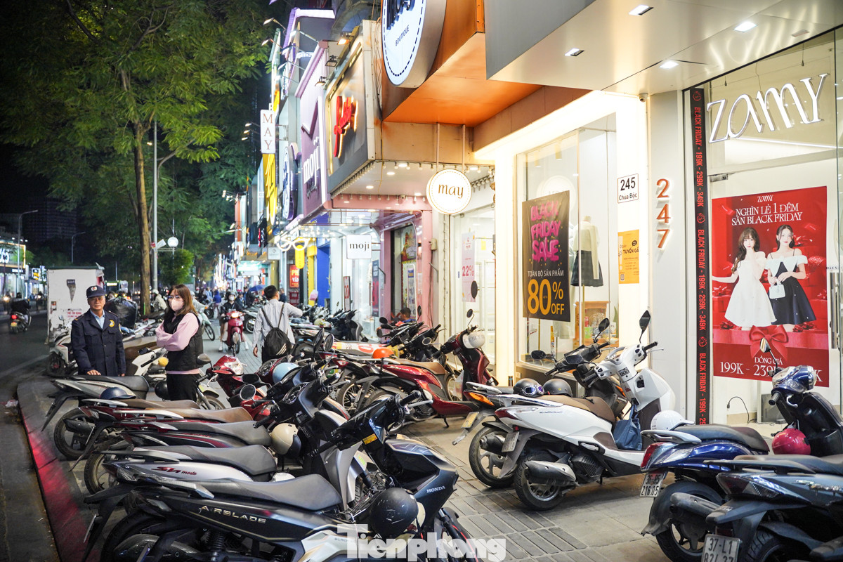 Các cửa hàng treo biển sáng trưng trên phố Chùa Bộc (quận Đống Đa), theo quan sát lượng khách tới mua đông hơn ngày thường.