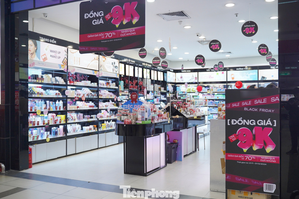 Dù đã có nhiều chương trình khuyến mãi hấp dẫn nhưng các gian hàng bán vali, phụ kiện thời trang, giày dép mỹ phẩm trong trung tâm thương mại lớn lại rất vắng vẻ.