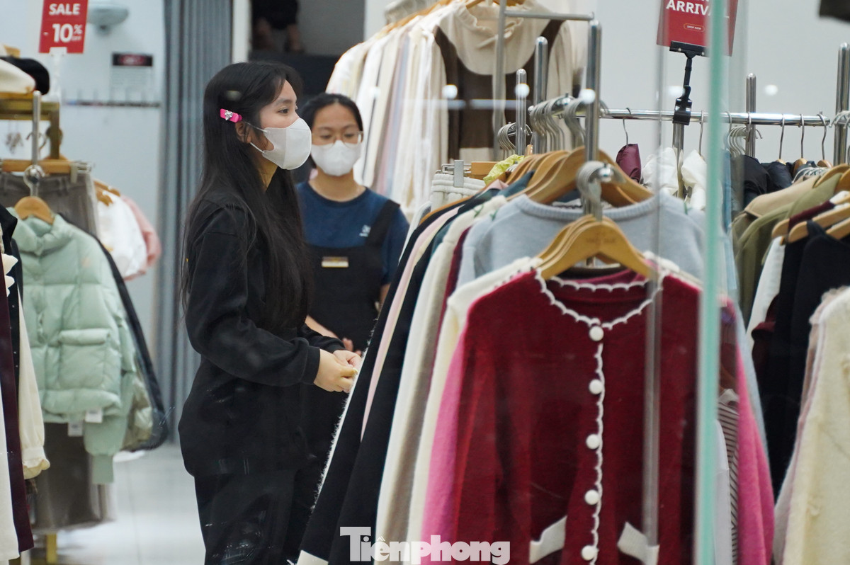 Chị Nguyễn Như Nguyệt (quận Cầu Giấy, Hà Nội) chia sẻ: "Trời lạnh và thấy nhiều cửa hàng treo biển khuyến mãi dịp Black Friday nên tôi đi xem thử và cũng được một chiếc áo khoác, rẻ hơn 70.000 đồng so với giá gốc".