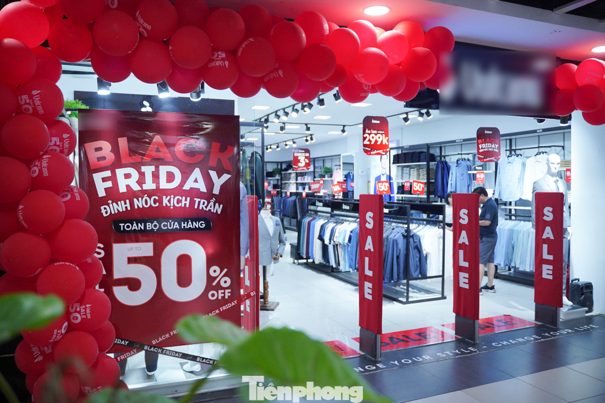 Black Friday năm nay rơi vào thứ Sáu (29/11) nhưng từ nhiều ngày trước, các trung tâm thương mại, siêu thị và cửa hàng tại Hà Nội đã treo biển quảng cáo khuyến mãi nhằm thu hút khách hàng.