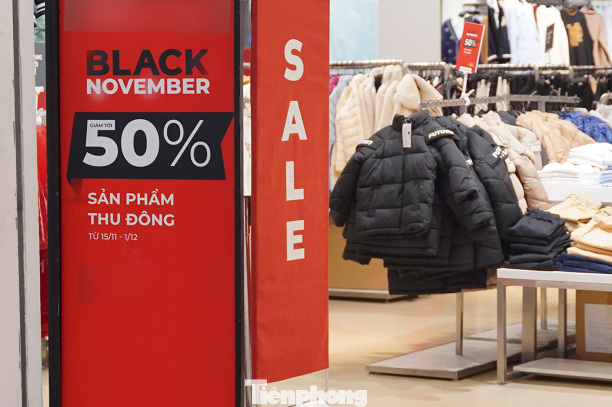 Tuần mua sắm Black Friday năm nay trùng với đợt không khí lạnh ở Hà Nội và các tỉnh miền Bắc nên mặt hàng quần áo, mũ, găng tay được tiêu thụ mạnh. Thời trang cũng là một trong những ngành hàng có nhiều khuyến mãi và ưu đãi nhất dịp này.
