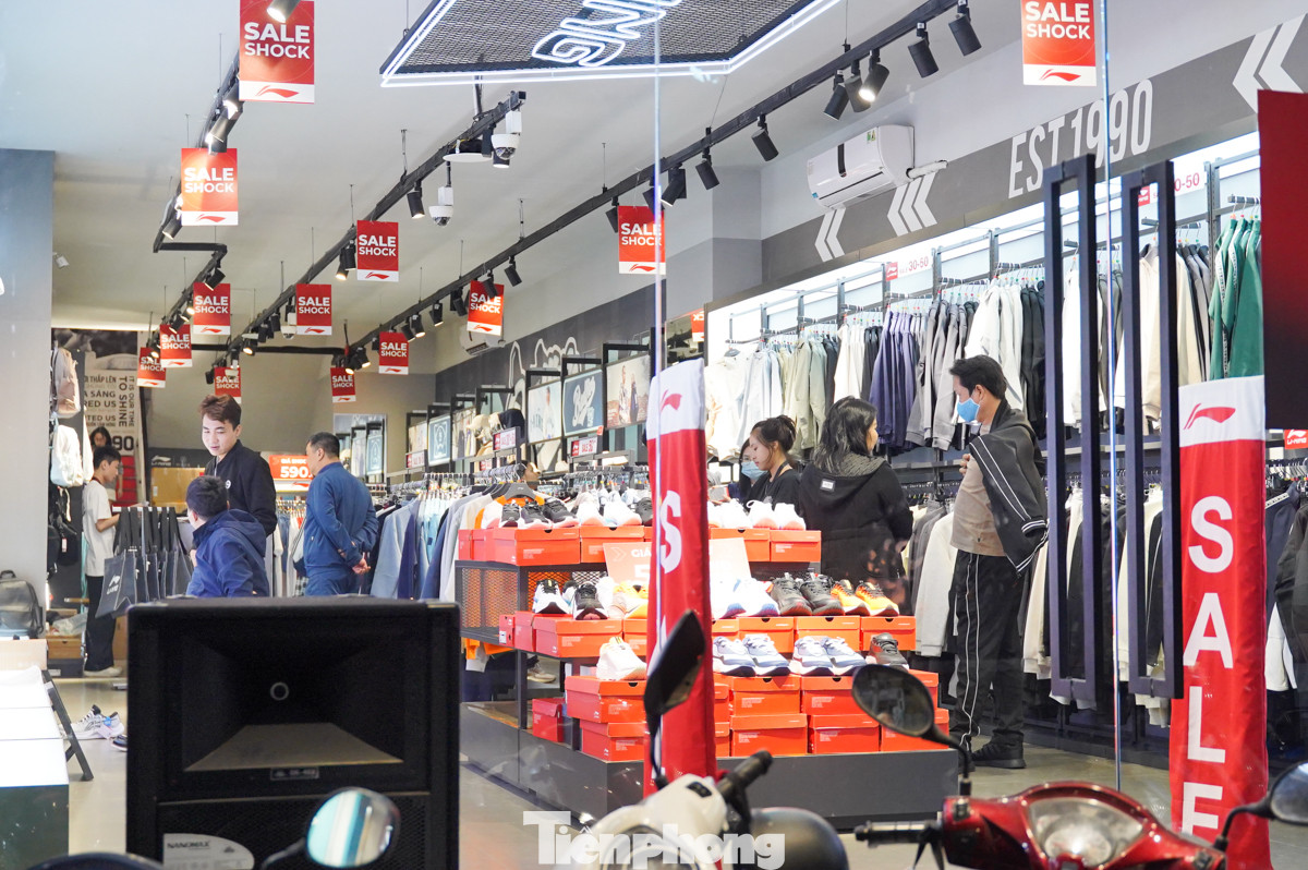 Đồ hiệu như kính mắt, túi xách, ví da... luôn có khách ra vào.