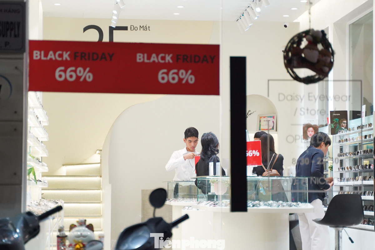 Đồ hiệu như kính mắt, túi xách, ví da... luôn có khách ra vào.