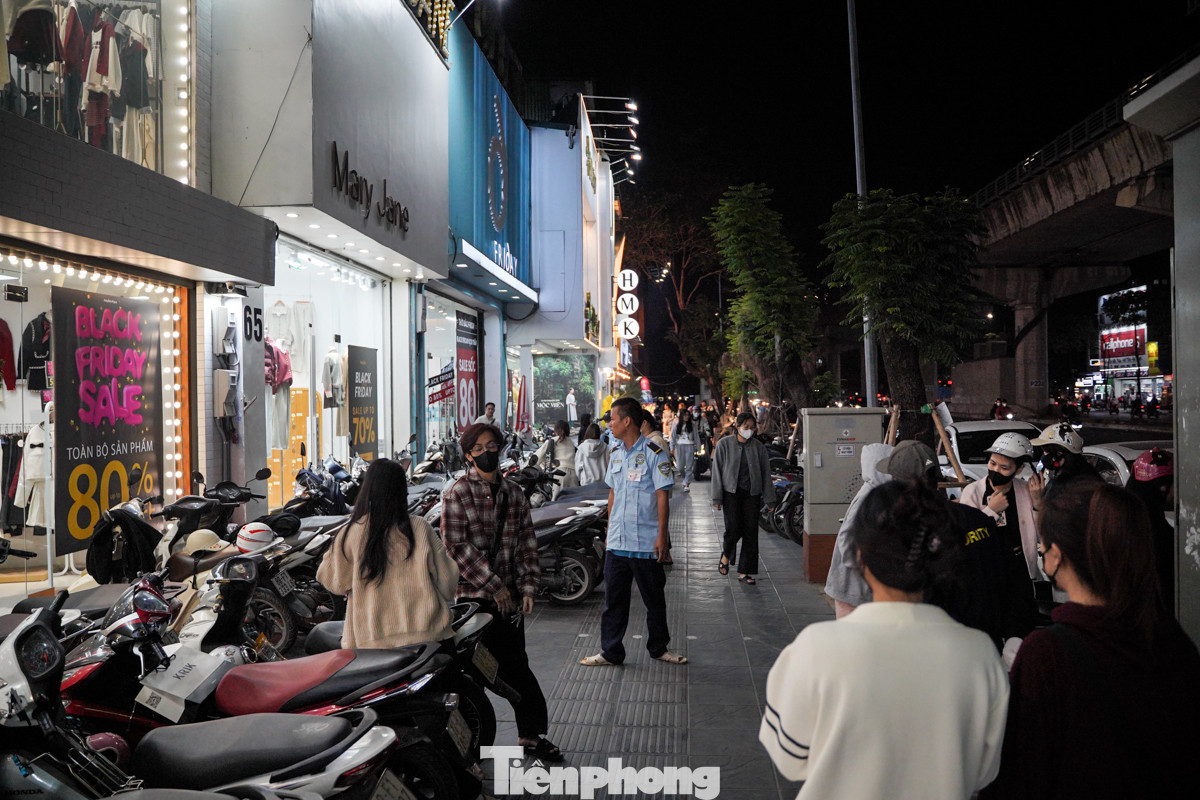 Tại các tuyến phố chuyên kinh doanh thời trang và mỹ phẩm như Chùa Bộc, Hồ Tùng Mậu, Cầu Giấy... có đông người đến mua sắm vào buổi tối.